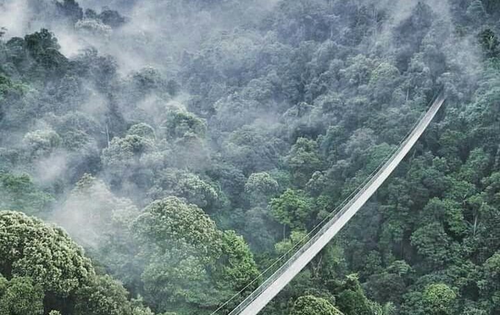 Sukabumi, sebuah daerah di Jawa Barat, memiliki banyak keunikan yang membuatnya istimewa. Dari sejarah hingga keindahan alamnya