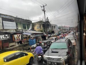 Kemacetan di jalur Sukabumi kembali menjadi keluhan masyarakat setelah seorang pengendara membagikan pengalamannya saat terjebak dalam perjalanan panjang menuju Exit Tol Parungkuda pada Sabtu malam (12/04/2025).