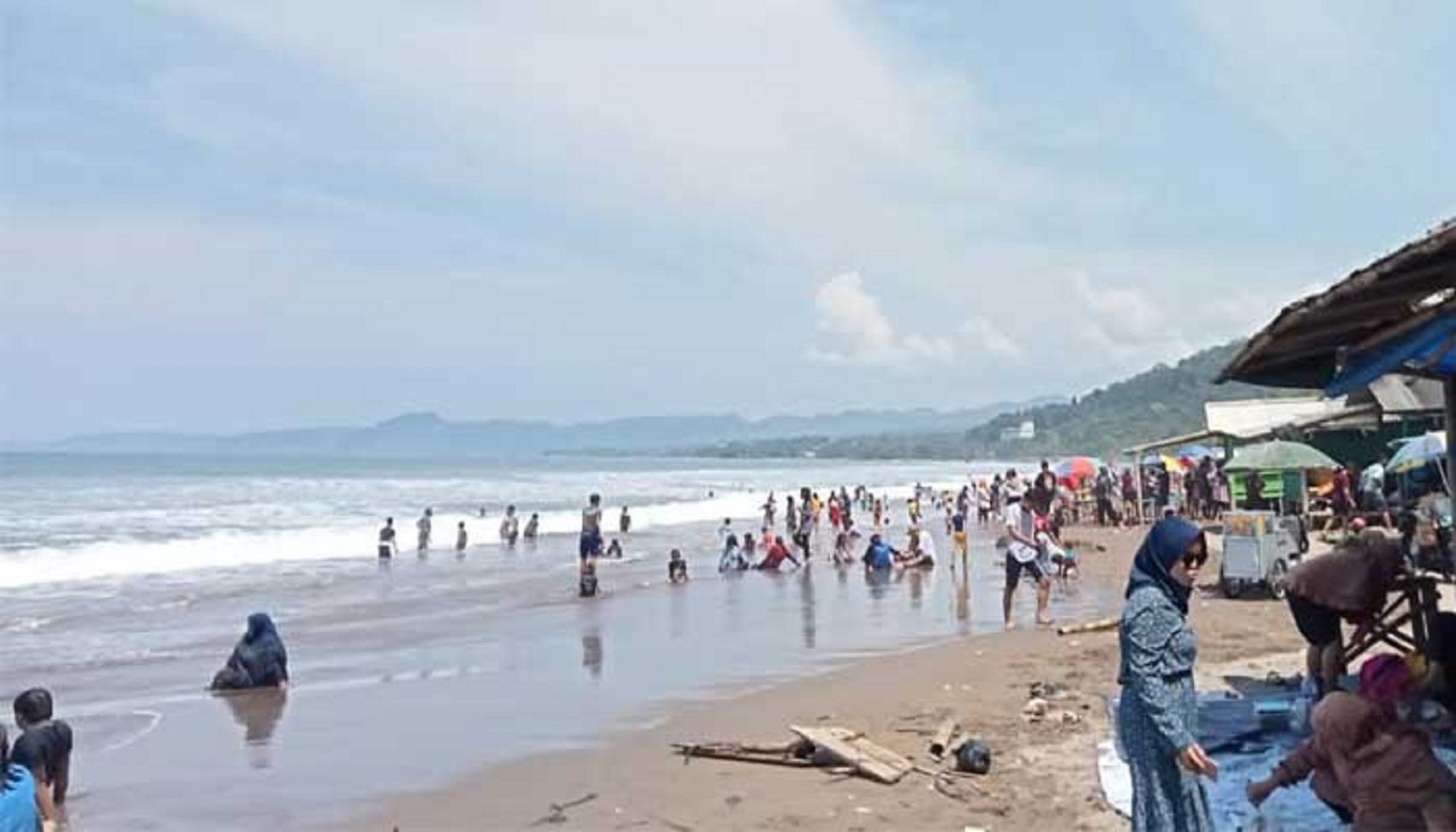 Laut di pesisir Kabupaten Sukabumi bukan sekadar bentang alam yang memesona, tetapi juga menjadi denyut nadi ekonomi dan konservasi bagi masyarakat setempat.