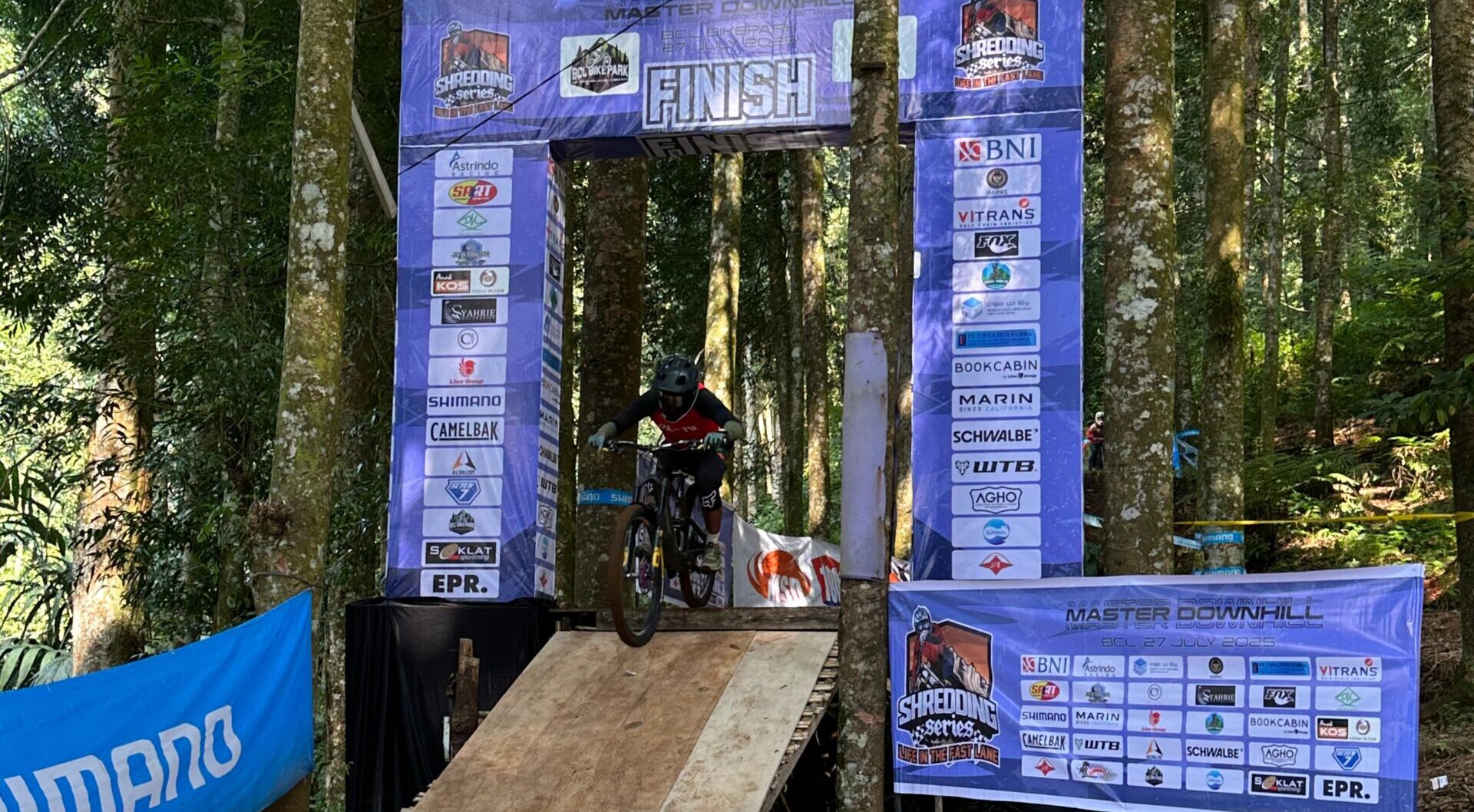 pesepeda gunung dari berbagai daerah, menyuguhkan kompetisi bergengsi yang juga menjadi pembuka resmi rangkaian MASTER DOWNHILL 2025, kejuaraan berjenjang downhill MTB tingkat nasional.