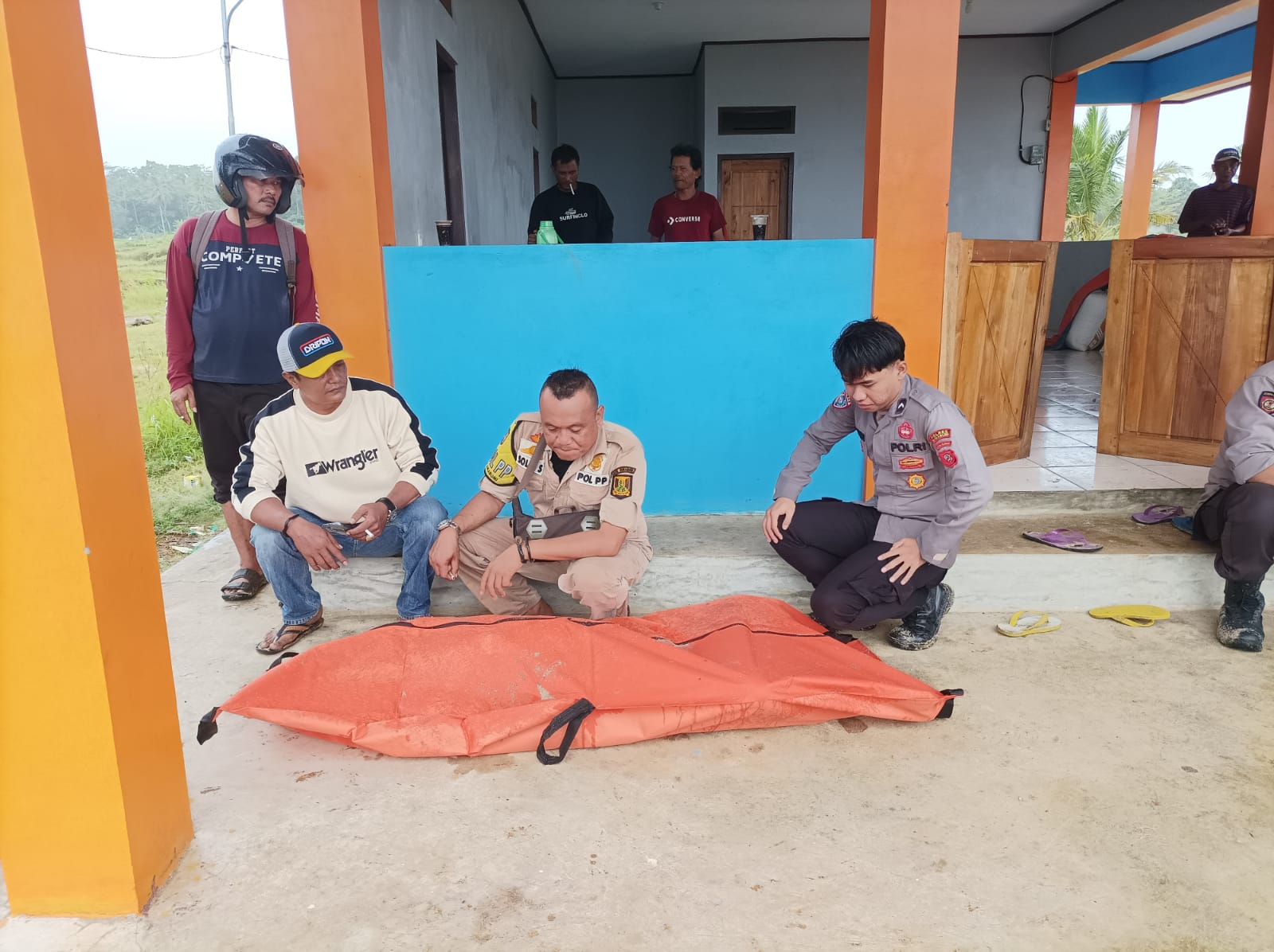 Seorang petani lokal bernama Husin (52) menemukan jasad pria tanpa identitas di tepi pantai sekitar pukul 06.15 WIB.