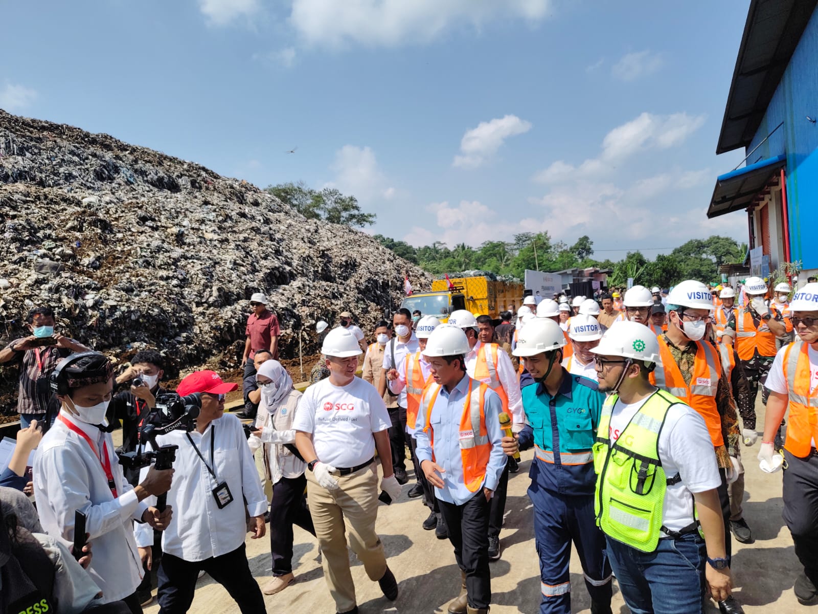 Menteri Lingkungan Hidup dan Kehutanan (KLHK), Hanif Faisol Nurofiq, menyatakan sikap tegas terhadap pemerintah daerah yang masih menerapkan sistem open dumping.