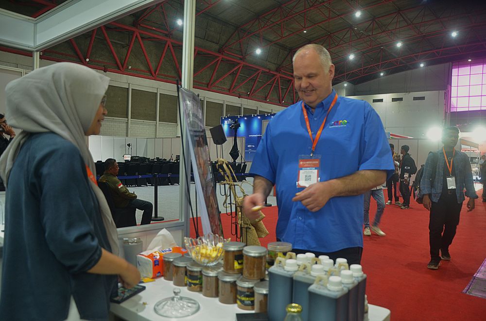 Petani aren dari Kecamatan Cisolok, Kabupaten Sukabumi, yang merupakan penyintas bencana pergerakan tanah Gunung Kramat pada Desember 2024, tampil membanggakan di ajang _Emergency Disaster, Reduction & Rescue Expo (EDRR)_ di JIExpo Kemayoran, Jakarta, 13–15 Agustus 2025.