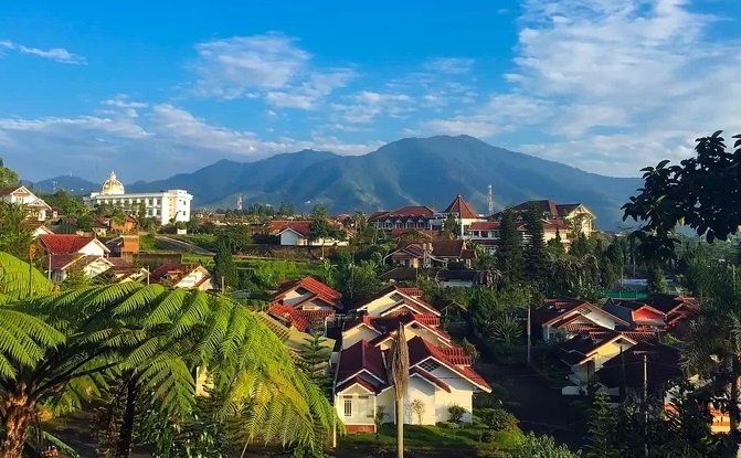 Kabupaten Sukabumi, yang terletak di bagian barat daya Provinsi Jawa Barat, menyimpan sejumlah fakta menarik yang menjadikannya salah satu daerah paling unik di Pulau Jawa.