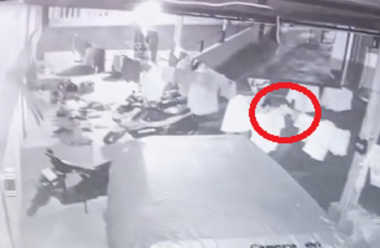 Rekaman CCTV menunjukkan pelaku menyelinap masuk melalui gerbang belakang sekitar pukul 03.40 WIB. Satu per satu, tiga motor digiring keluar hingga pelaku meninggalkan lokasi sekitar pukul 04.20 WIB.