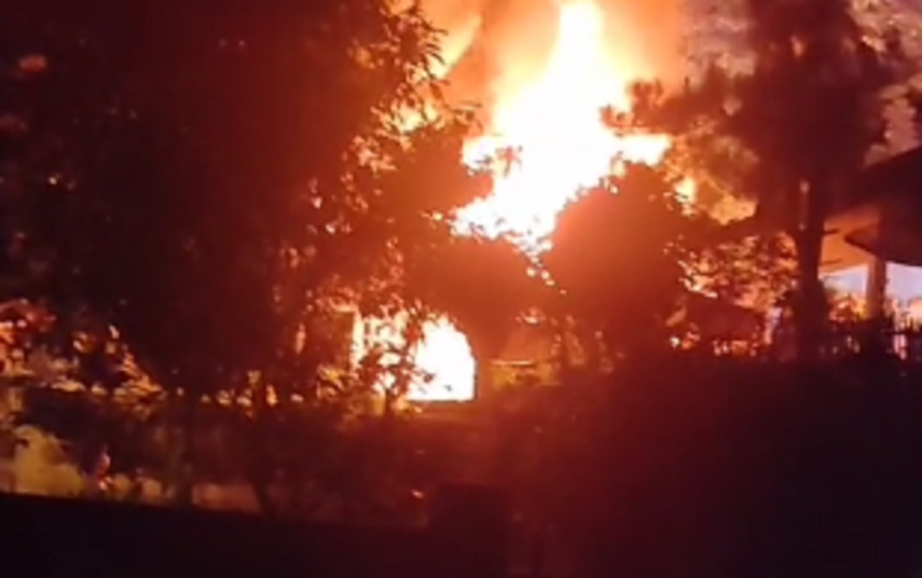 Sebuah rumah panggung milik warga di Kampung Ciseupan, RT 024 RW 007, Desa Caringin, Kecamatan Gegerbitung, Kabupaten Sukabumi, dilaporkan hangus terbakar pada Jumat (15/8/2025)