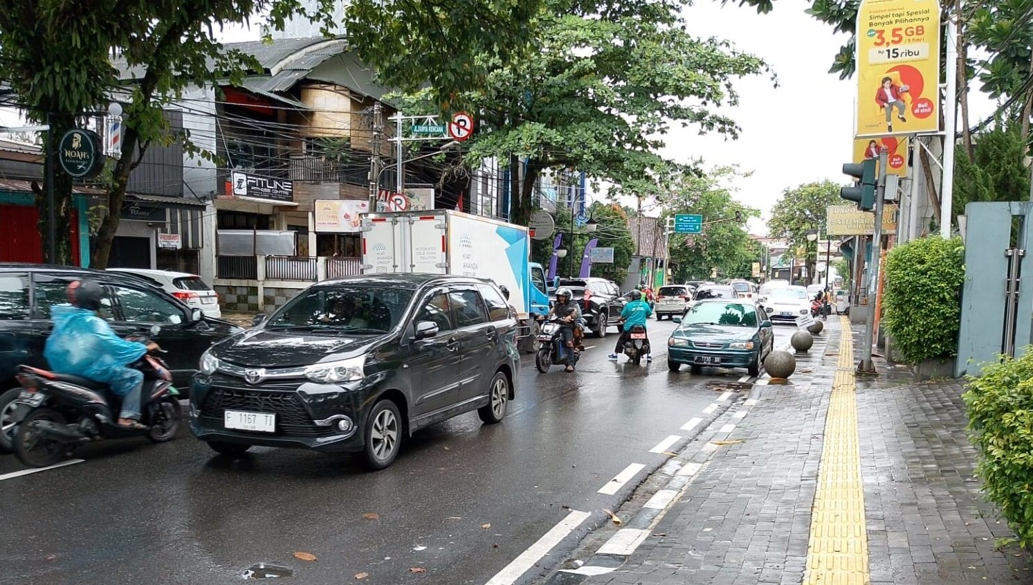 Jalan Suryakencana, yang membentang di jantung Kota Sukabumi, bukan sekadar jalur transportasi. Jalan ini menyimpan jejak sejarah panjang, menjadi pusat kehidupan ekonomi, sosial, dan budaya warga Sukabumi sejak masa kolonial Belanda hingga kini.