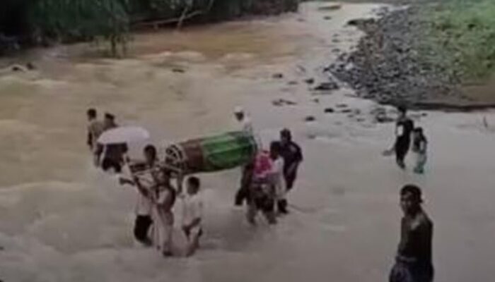 Miris! Fakta Warga Sukabumi Angkut Jenazah Menyeberangi Sungai Cikarang