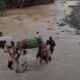 Rekaman video warga menggotong keranda jenazah menyeberangi Sungai Cikarang viral di media sosial. Peristiwa memilukan ini terjadi di Desa Tanjung, Kecamatan Jampang Kulon