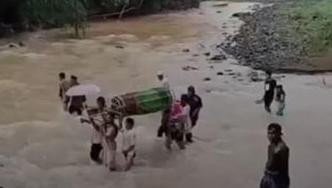 Rekaman video warga menggotong keranda jenazah menyeberangi Sungai Cikarang viral di media sosial. Peristiwa memilukan ini terjadi di Desa Tanjung, Kecamatan Jampang Kulon