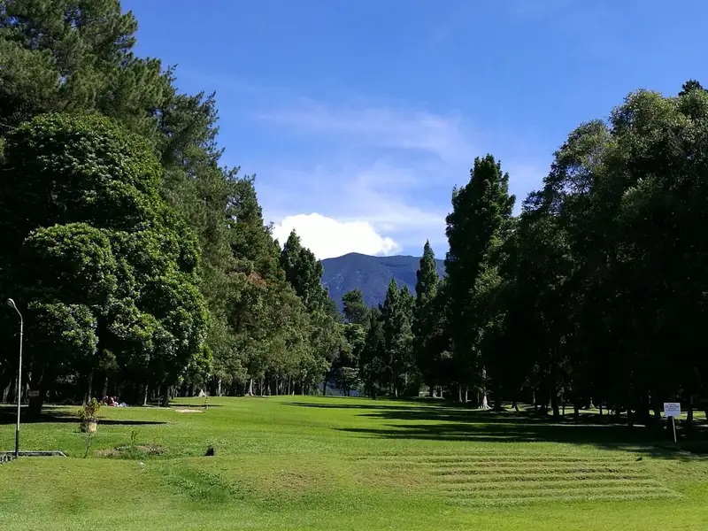 Kecamatan Sukabumi, yang kini menjadi bagian dari Kabupaten Sukabumi, memiliki akar sejarah panjang yang berkelindan dengan perkembangan wilayah Priangan Barat di masa kolonial