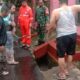 Tragedi memilukan terjadi di Desa Karangtengah, Kecamatan Cibadak, Kabupaten Sukabumi. Seorang bocah laki-laki berusia 4 tahun tewas setelah terseret arus deras dan masuk ke dalam gorong-gorong saat hujan lebat, Selasa (5/8/2025) sekitar pukul 15.30 WIB.