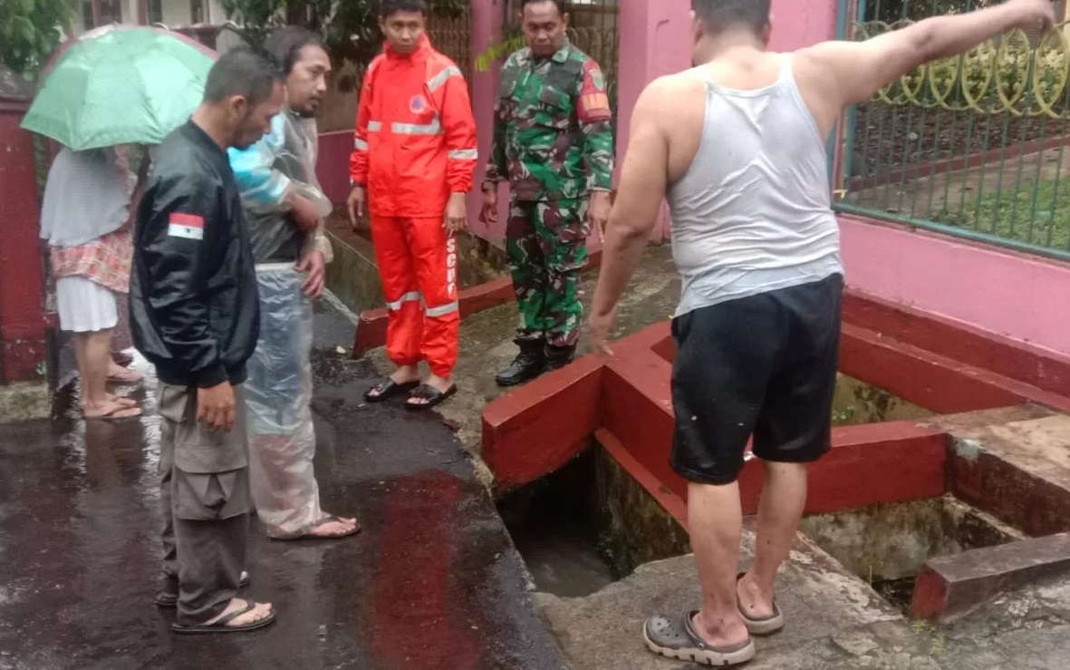 Tragedi memilukan terjadi di Desa Karangtengah, Kecamatan Cibadak, Kabupaten Sukabumi. Seorang bocah laki-laki berusia 4 tahun tewas setelah terseret arus deras dan masuk ke dalam gorong-gorong saat hujan lebat, Selasa (5/8/2025) sekitar pukul 15.30 WIB.