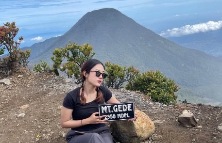 Gunung Gede bukan hanya menjadi destinasi favorit para pendaki, tetapi juga menyimpan sejarah geologi dan budaya yang panjang. Bersama Gunung Pangrango, ia membentuk kompleks stratovolcano yang mendominasi lanskap wilayah Bogor, Cianjur, dan Sukabumi.