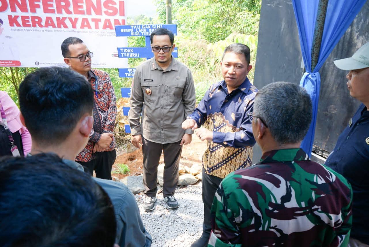 Wakil Bupati Sukabumi, Andreas, meresmikan inovasi pengelolaan sampah berbasis masyarakat berupa “Tungku Rakyat” di Kampung Pasir Nangka, Desa Mekarnangka, Kecamatan Cikidang