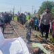 DIEVAKUASI : Petugas PMI Kabupaten Sukabumi dan petugas gabungan saat mengevakuasi pria yang tertemper KA Pangrango, di Kampung Paledang, Desa Cimahi, Kecamatan Cicantayan, Kabupaten Sukabumi pada Sabtu (02/8).