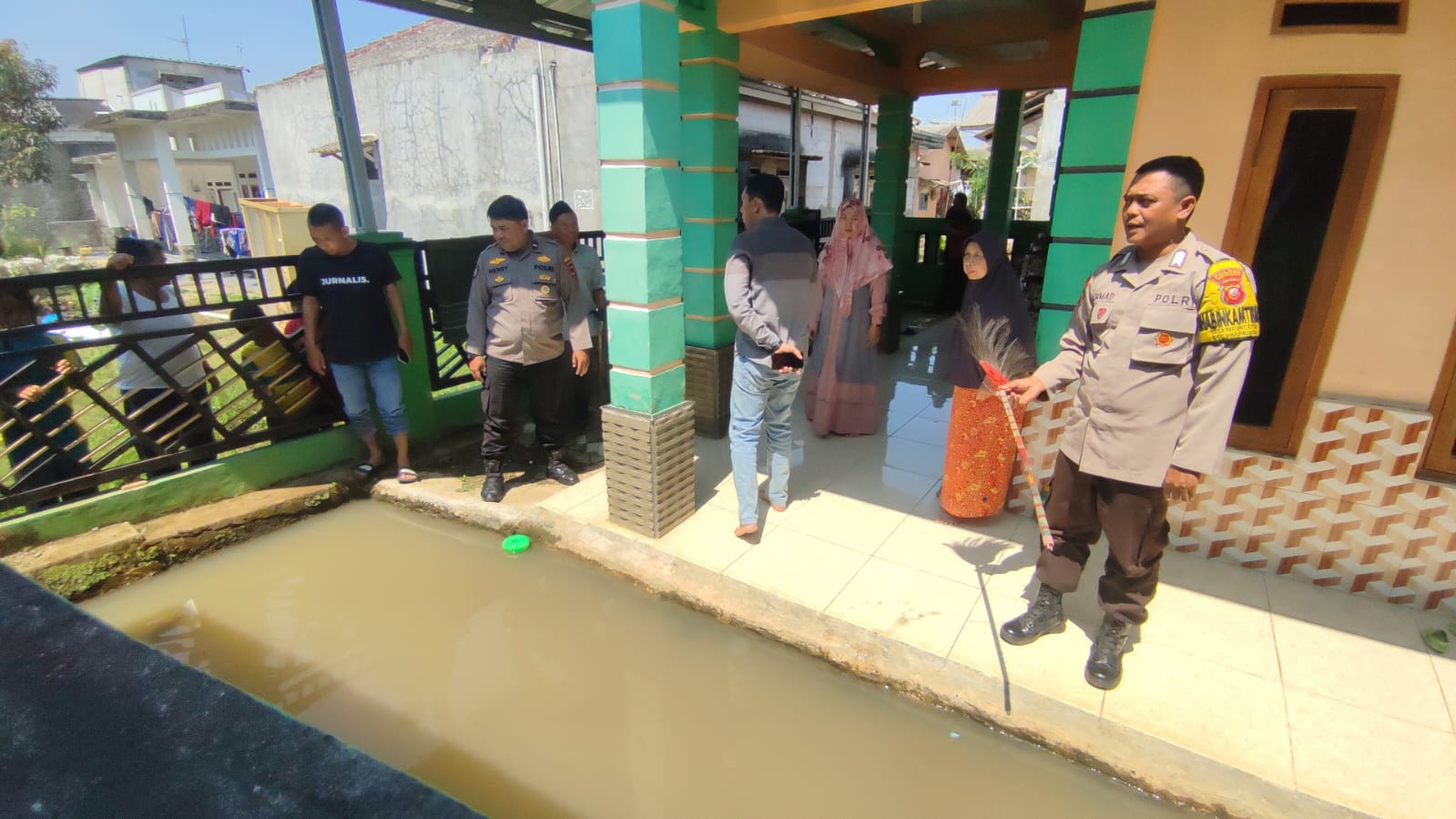 CEK TKP: Petugas Kepolisian saat mengecek lokasi kolam ikan yang merenggut nyawa Muhamad Elbarra (2) di Kampung Bojong Tengah, Desa Langgensari, Kecamatan Parungkuda, Kabupaten Sukabumi, Minggu (2/8) pagi.