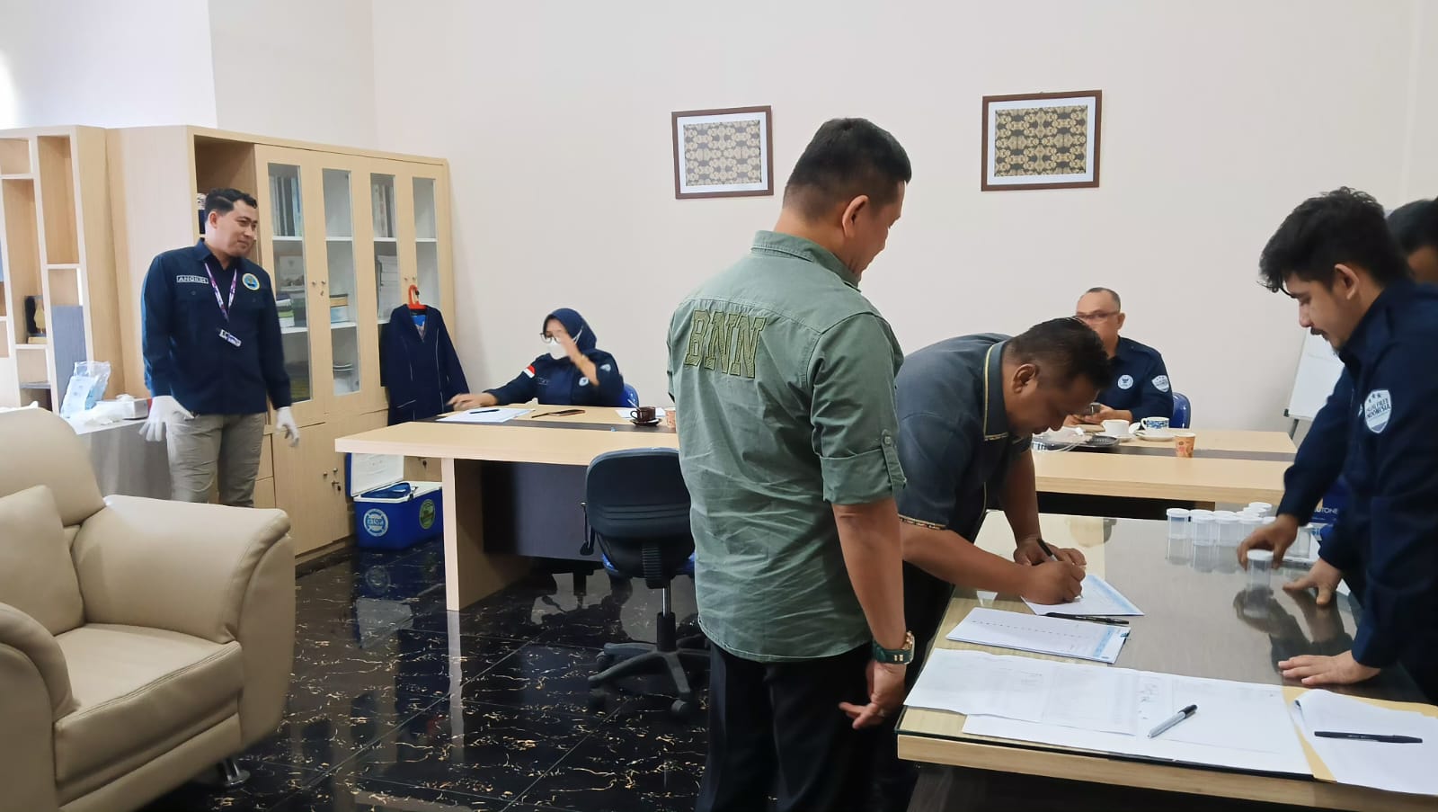 Suasana pelaksanaan tes urine mendadak terhadap anggota DPRD Kabupaten Sukabumi.