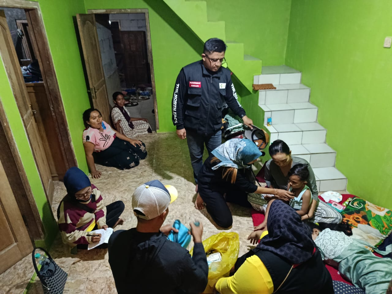 Sebanyak 32 anak dari delapan kampung di Desa Cipamingkis, Kecamatan Cidolog, Kabupaten Sukabumi, dilaporkan mengalami gejala mual, muntah, demam, diare, dan lemas setelah mengonsumsi makanan bergizi gratis (MBG) pada Rabu (6/8/2025).
