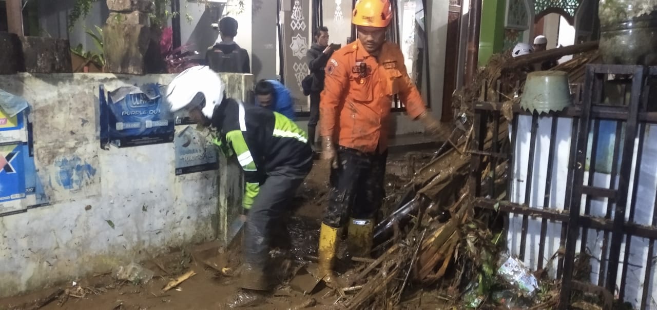 Hujan deras yang mengguyur wilayah Kota Sukabumi pada Sabtu (9/8) malam menyebabkan banjir di Kampung Ciseureuh RT1/RW1, Kelurahan Karangtengah, Kecamatan Gunungpuyuh.