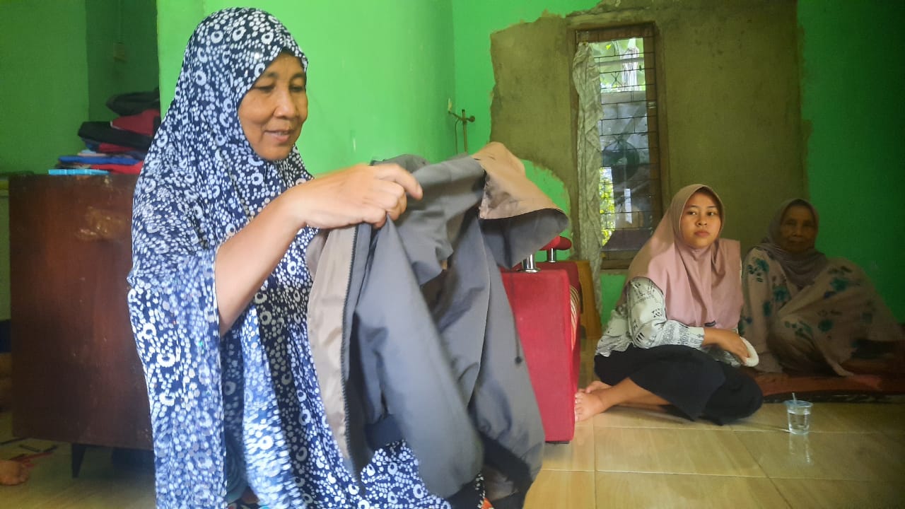 Nenek korban, Ai Fatimah (62), yang mendapat kabar tentang kejadian tersebut, langsung mendatangi lokasi dan mendapati cucunya dalam kondisi basah kuyup, duduk di gorong-gorong dengan tangan terikat dan tubuh penuh luka.