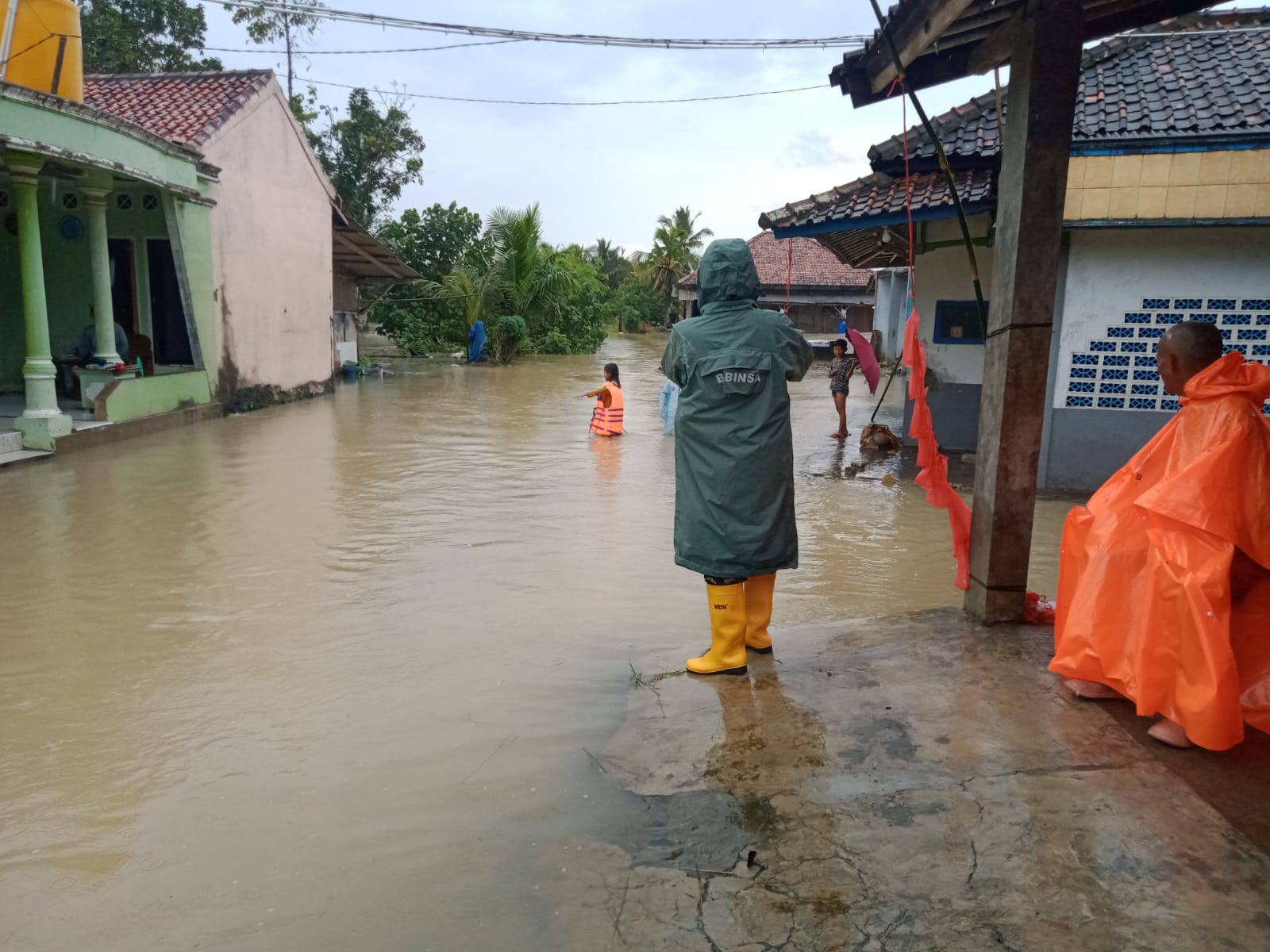 Hujan deras yang mengguyur Kecamatan Tegalbuleud, Kabupaten Sukabumi, sejak Senin sore (11/8/2025) hingga Selasa pagi (12/8/2025), menyebabkan banjir di sepanjang aliran Sungai Ciparanje.