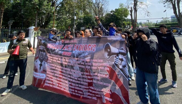 Aktivis Sukabumi Demo Gedung Sate, Desak Dedi Mulyadi Tindak Perusakan Hutan Gunung Salak