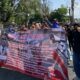 Aliansi Aktivis Kota mendatangi Gedung Sate, Bandung, menuntut Gubernur Jawa Barat, Dedi, menepati janji mewujudkan kota hijau dan menindak tegas mafia lingkungan.