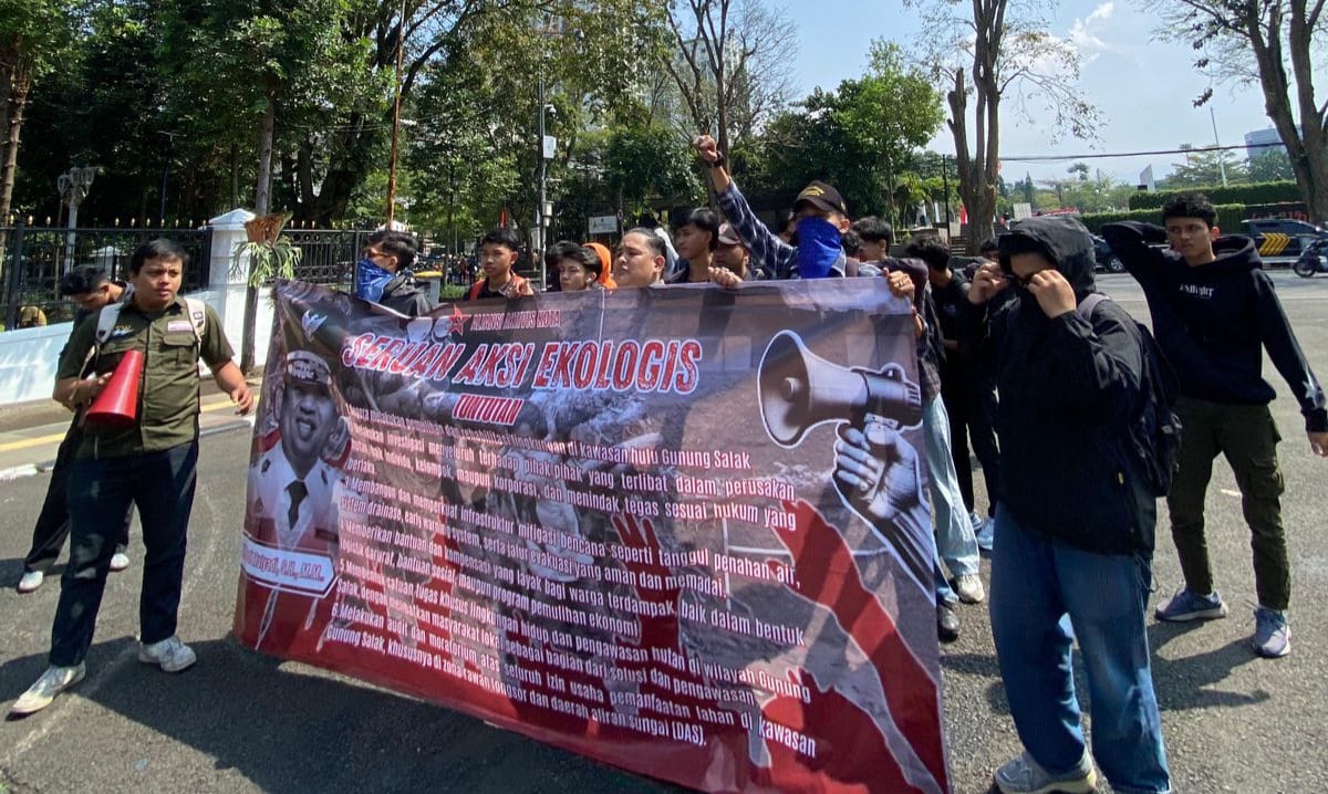 Aliansi Aktivis Kota mendatangi Gedung Sate, Bandung, menuntut Gubernur Jawa Barat, Dedi, menepati janji mewujudkan kota hijau dan menindak tegas mafia lingkungan.