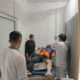 DIOBATI : Seorang pria yang melompat-lompati atap rumah warga pada Kamis pagi (14/8) saat diobati petugas rumah sakit.