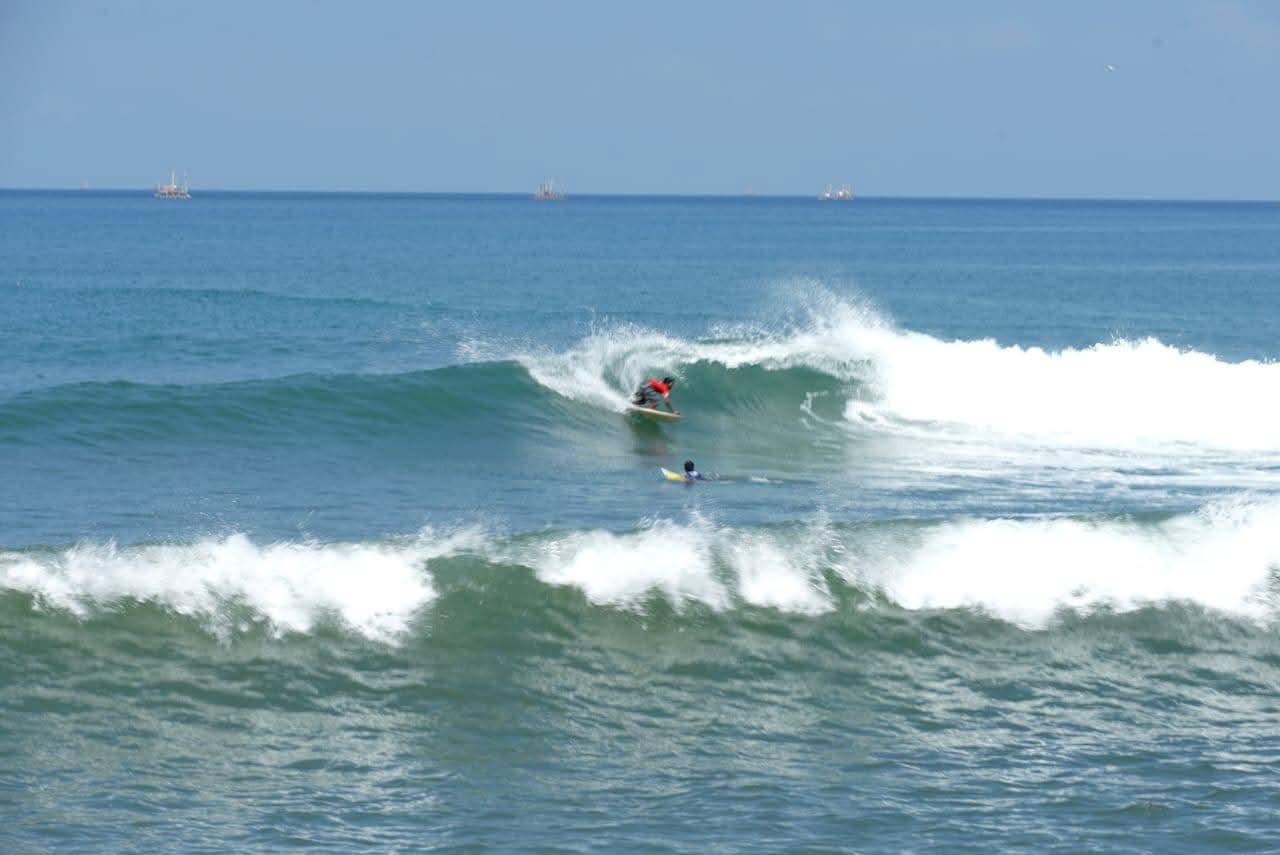 Pantai Cimaja di Kecamatan Cikakak, Kabupaten Sukabumi, terus menegaskan posisinya sebagai salah satu destinasi surfing terbaik di Indonesia