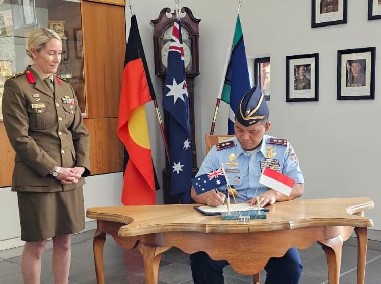 Gubernur Akademi Angkatan Udara (AAU), Marsekal Muda TNI Dr. Ir. Purwoko Aji Prabowo, M.M., M.D.S., melakukan kunjungan kehormatan ( courtesy call) kepada Duta Besar Republik Indonesia untuk Australia, H.E. Dr. Siswo Pramono, di Canberra, Jumat (15/8/2025).