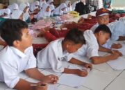 proses pembelajaran dalam kondisi yang jauh dari kata layak. Sejak dua ruang kelas ambruk pada 2023, sebanyak 38 siswa kelas V terpaksa belajar di lantai musala sekolah.