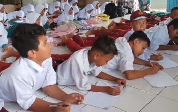 proses pembelajaran dalam kondisi yang jauh dari kata layak. Sejak dua ruang kelas ambruk pada 2023, sebanyak 38 siswa kelas V terpaksa belajar di lantai musala sekolah.