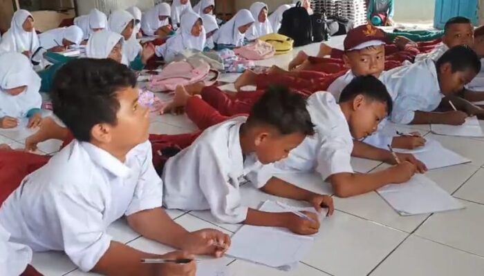 Belajar Tengkurap di Musala, Harapan Siswa SDN Cipaku Menanti Ruang Kelas yang Layak