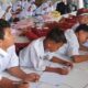 proses pembelajaran dalam kondisi yang jauh dari kata layak. Sejak dua ruang kelas ambruk pada 2023, sebanyak 38 siswa kelas V terpaksa belajar di lantai musala sekolah.