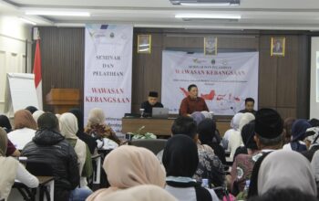 Dani Hadianto dari Kesbangpol Jawa Barat saat menjelaskan materi dalam Seminar dan Pelatihan Wawasan Kebangsaan
