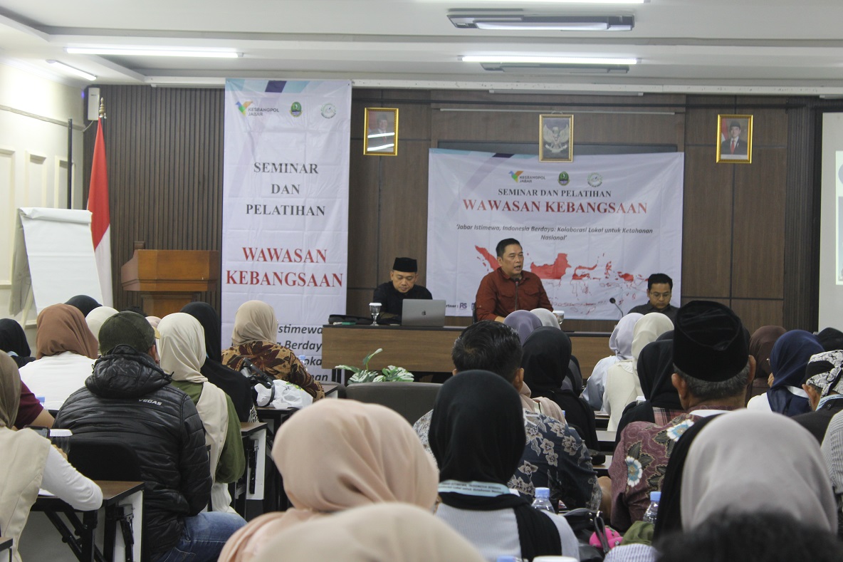 Dani Hadianto dari Kesbangpol Jawa Barat saat menjelaskan materi dalam Seminar dan Pelatihan Wawasan Kebangsaan