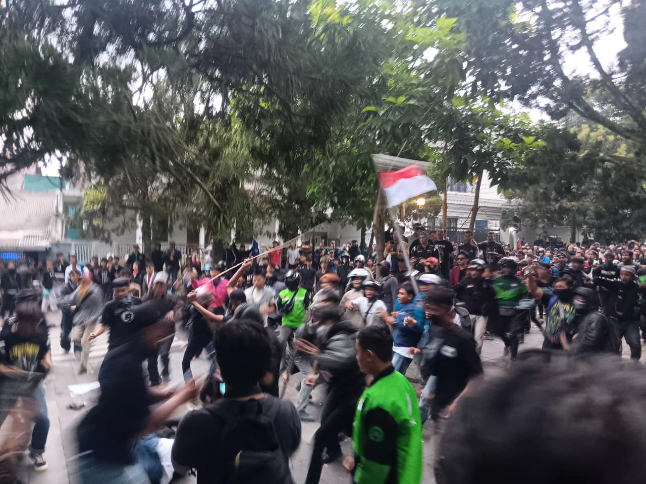 Ribuan massa yang tergabung dalam Gerakan Amarah Rakyat Sukabumi menggelar aksi unjuk rasa di tiga titik strategis: