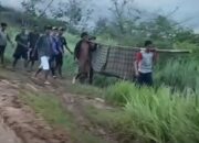 Kisah Tragis di Tegalbuleud: Jalan Rusak, Warga Sakit Ditandu