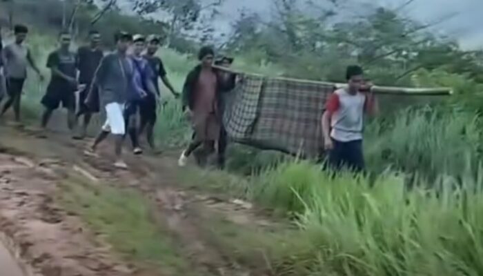 Kisah Tragis di Tegalbuleud: Jalan Rusak, Warga Sakit Ditandu