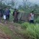 Tangkapan layar warga saat akan menandu yang sakit melintasi jalan rusak.