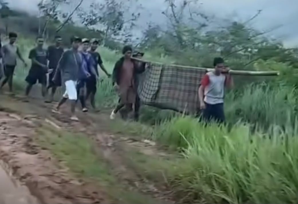Tangkapan layar warga saat akan menandu yang sakit melintasi jalan rusak.