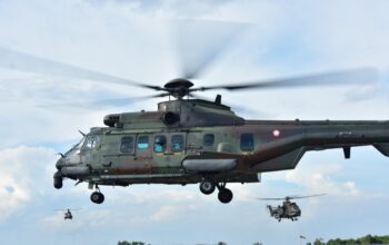 Latihan evakuasi korban atau Casualty Evacuation (CASEVAC) menjadi pembuka manuver udara dalam Latihan Bersama (Latma) Manyar Indopura 2025 antara TNI Angkatan Udara (AU) dan Republic of Singapore Air Force (RSAF). Kegiatan berlangsung di Lanud Roesmin Nurjadin, Rabu (17/9/2025).
