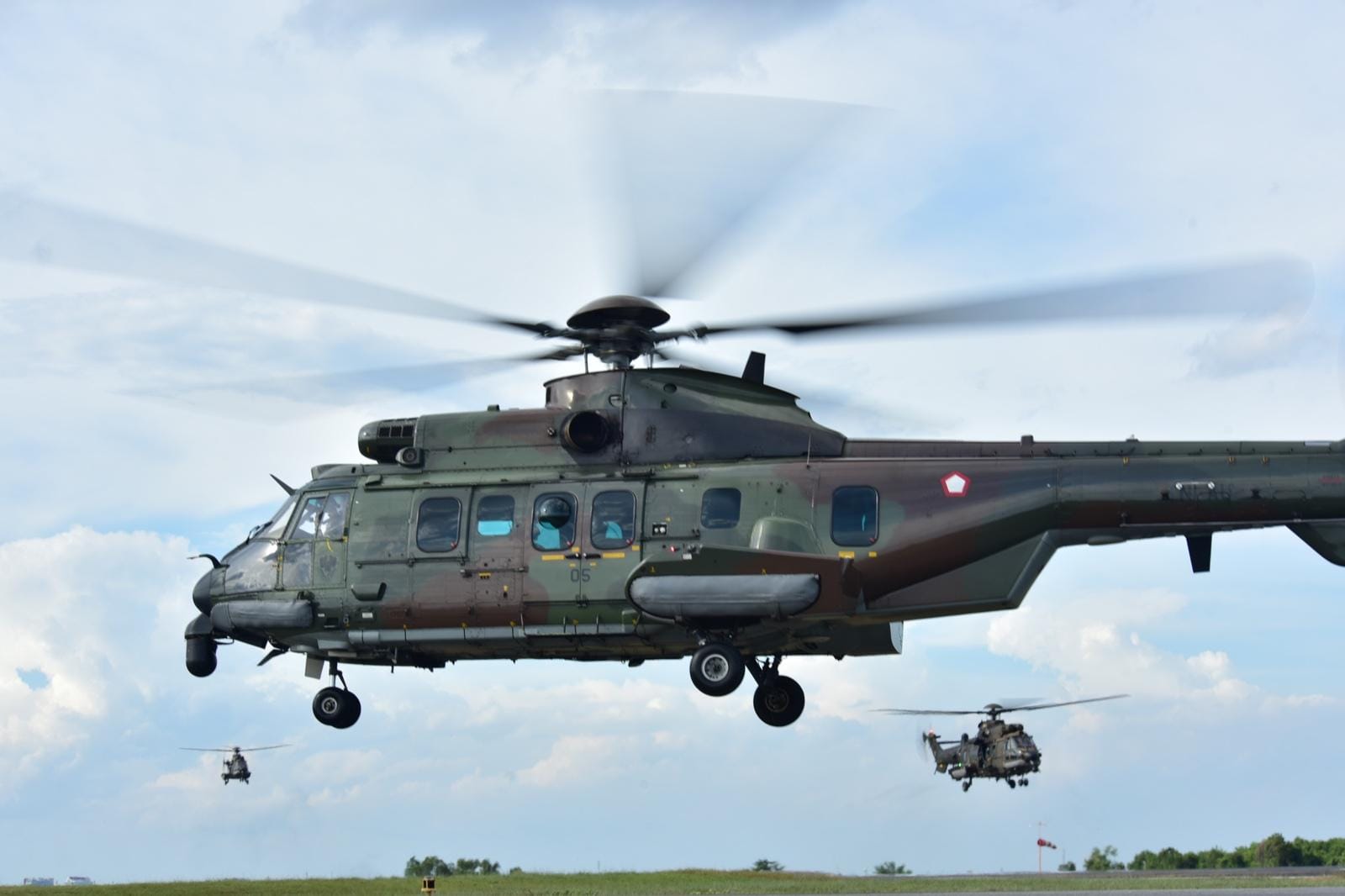 Latihan evakuasi korban atau Casualty Evacuation (CASEVAC) menjadi pembuka manuver udara dalam Latihan Bersama (Latma) Manyar Indopura 2025 antara TNI Angkatan Udara (AU) dan Republic of Singapore Air Force (RSAF). Kegiatan berlangsung di Lanud Roesmin Nurjadin, Rabu (17/9/2025).