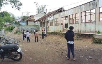 Dua Sekolah di Jampangtengah Nyaris Roboh, Siswa Belajar di Ruang Darurat