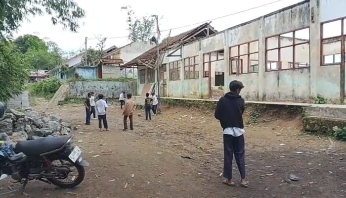 Dua Sekolah di Jampangtengah Nyaris Roboh, Siswa Belajar di Ruang Darurat