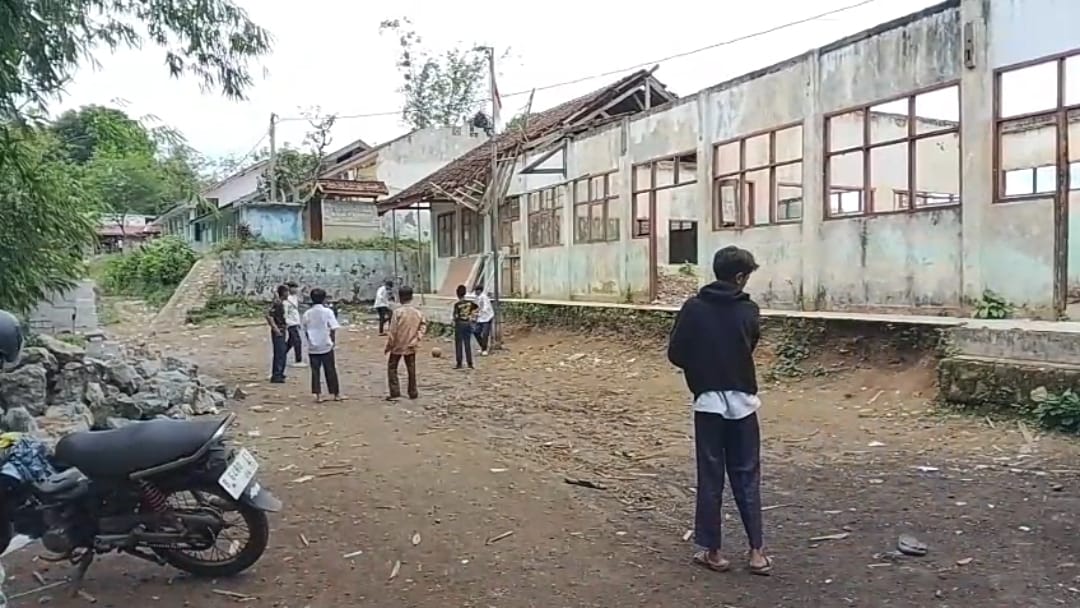 Dua Sekolah di Jampangtengah Nyaris Roboh, Siswa Belajar di Ruang Darurat