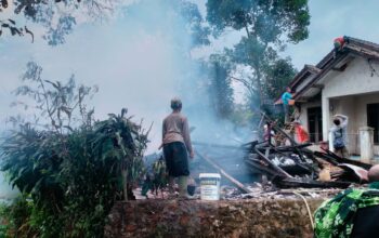 Kebakaran hebat melanda sebuah rumah milik Pepe (57), warga Kampung Puncak Manis, RT 009/RW 004, Desa Sukamanah, Kecamatan Gegerbitung, Kabupaten Sukabumi, pada Senin (29/9) siang.
