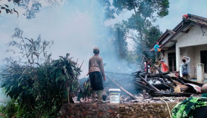 Rumah Warga Gegerbitung Ludes Terbakar, Warga Padamkan Api dengan Alat Seadanya